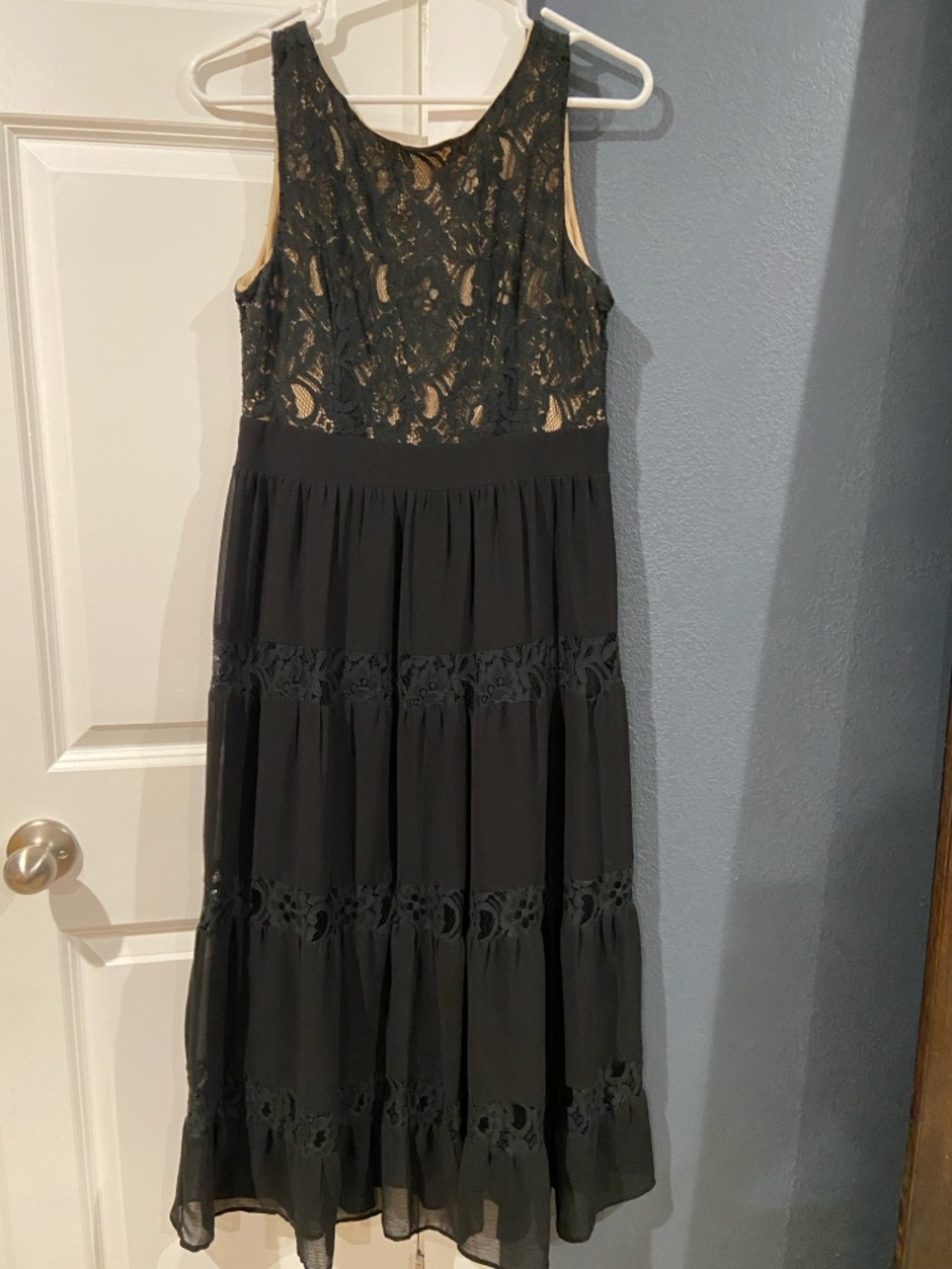 Black Lace Tiered Sleeveless Midi Dress - Elegant Evening Style